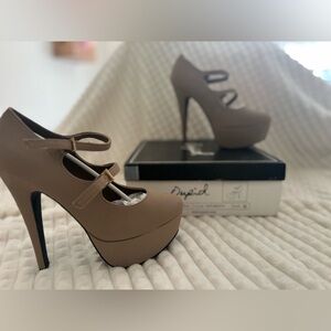 NWT Qupid “Penelope” platform stiletto heels, double Maryjane buckles, taupe 8.5